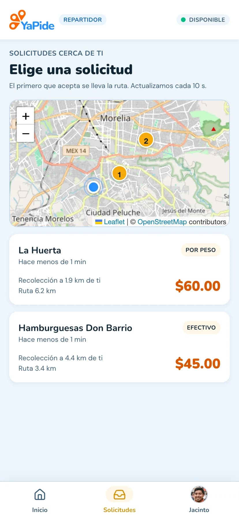 Pantalla de la app del repartidor: dos solicitudes cercanas con su tarifa visible, $60 y $45, sobre el mapa de la zona, y la barra de navegación con Inicio, Solicitudes y perfil